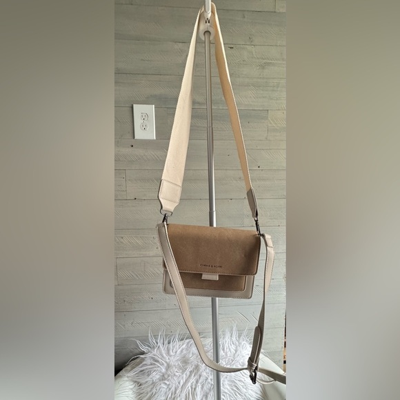 Tan Crossbody Bag with Structured Design and Versatile Style - Picture 7 of 7